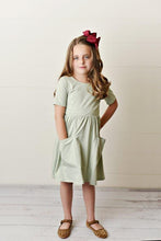 Load image into Gallery viewer, Light Olive Twirl