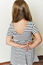 Load image into Gallery viewer, Striped Black &amp; White Twirl